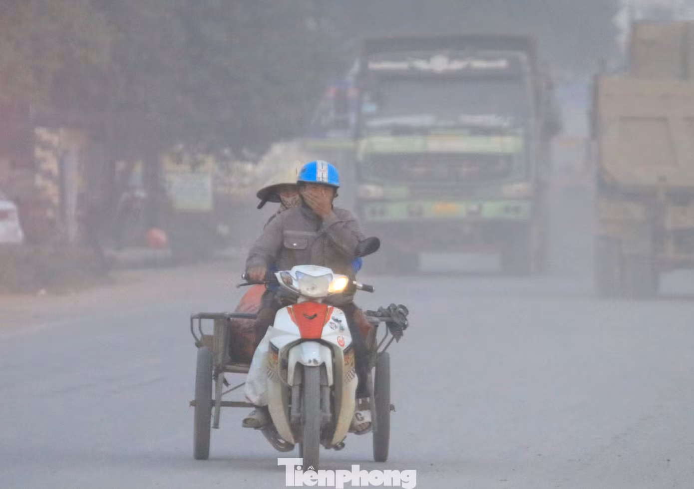"Đường làm kéo dài mãi chưa xong, các xe vật liệu cỡ lớn chạy liên tục làm rơi cát đá xuống đường khiến bụi bay mù mịt. Nhà tôi ngay mặt đường mà nhiều tháng nay cứ phải đóng cửa không dám mở vì bụi. Mong các cơ quan chức năng, đơn vị thi công sớm làm xong đường cho người dân chúng tôi được nhờ", ông Trần Văn Tuấn (trú xã Công Thành, huyện Yên Thành, Nghệ An) nói.