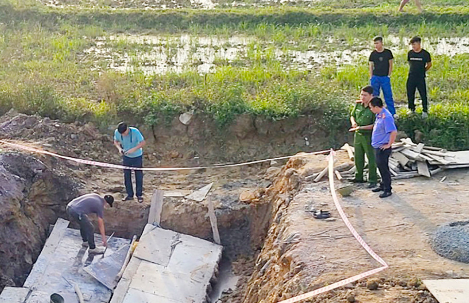 Hiện trường vụ tai nạn sập cống đường gom dân sinh cao tốc Diễn Châu - Bãi Vọt làm 2 công nhân tử vong.
