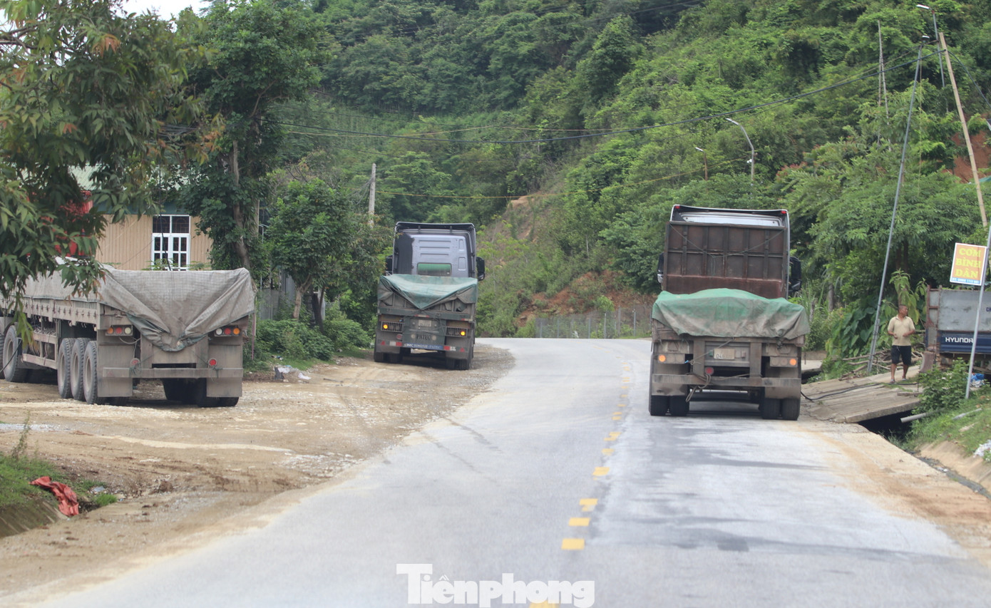 Không chỉ chở nặng, chạy ẩu, những chiếc xe chở quặng này còn vô tư dừng đỗ trên đường. Trong ảnh, 3 xe chở quặng bật đèn cảnh báo rồi dừng 3 phía khiến quốc lộ 7 chỉ còn lại 1 làn đường nhỏ hẹp.