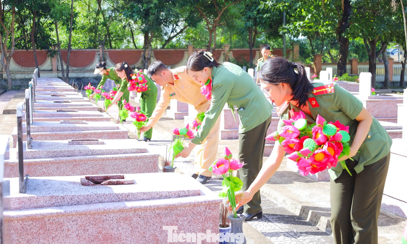 Dâng hoa, dâng hương lên các phần mộ liệt sĩ tri ân nhân ngày 27/7.