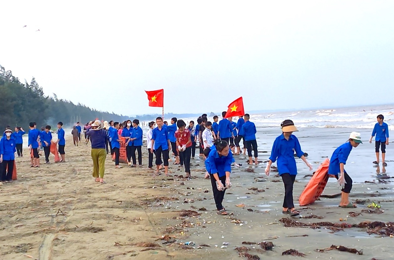 "Những loại rác này chủ yếu là bèo lục bình trôi dạt từ các con sông, kênh đổ ra biển. Chúng tôi đang huy động các đoàn thể tiếp tục thu dọn, làm sạch bãi biển trên địa bàn xã một cách sớm nhất", Chủ tịch xã Diễn Kim nói. Trong ảnh, các đoàn viên thanh niên xã Diễn Kim ra bờ biển của xã này dọn rác, làm sạch bãi biển.