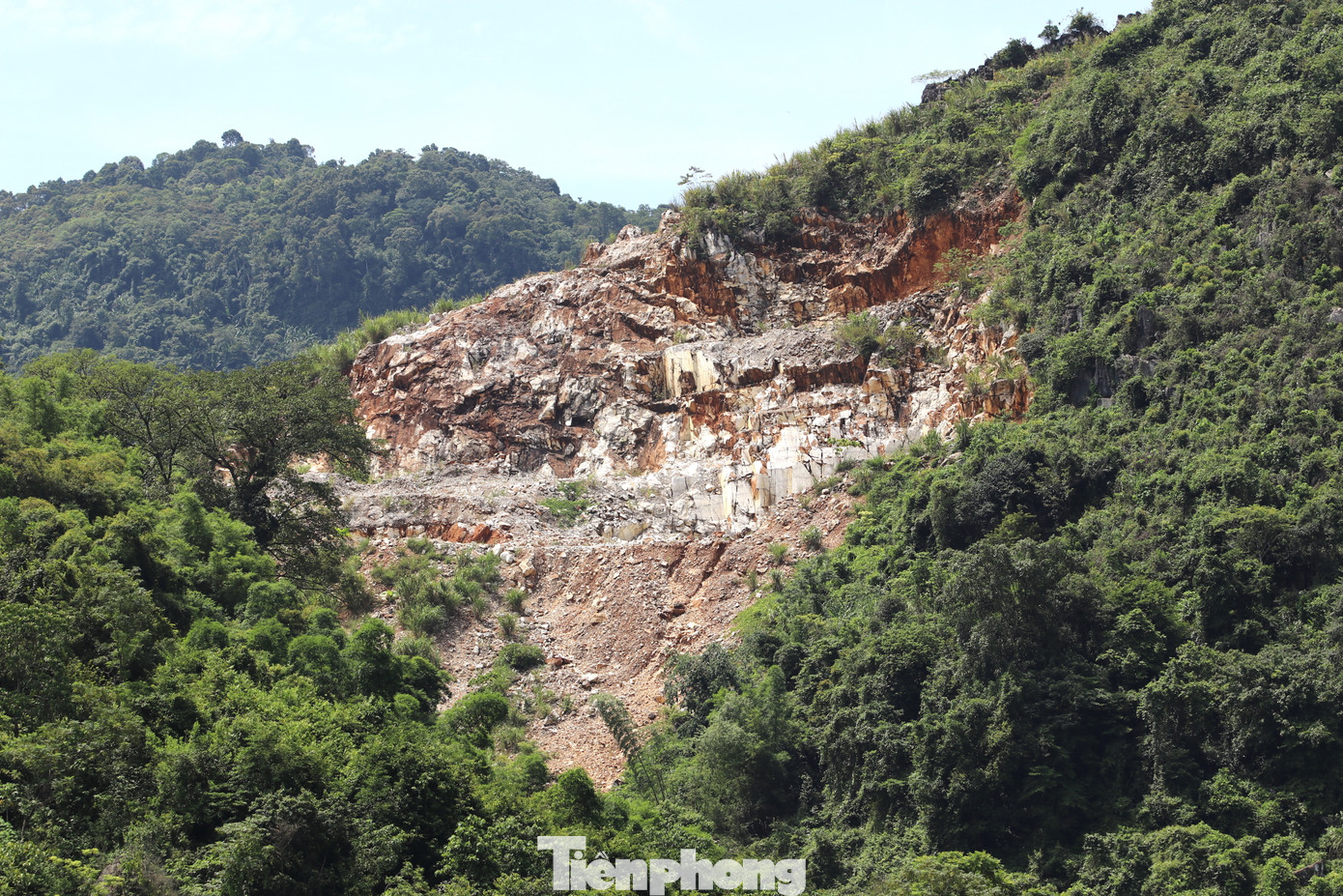 Nhiều khu mỏ im lìm, có dấu hiệu ngừng hoạt động từ lâu.