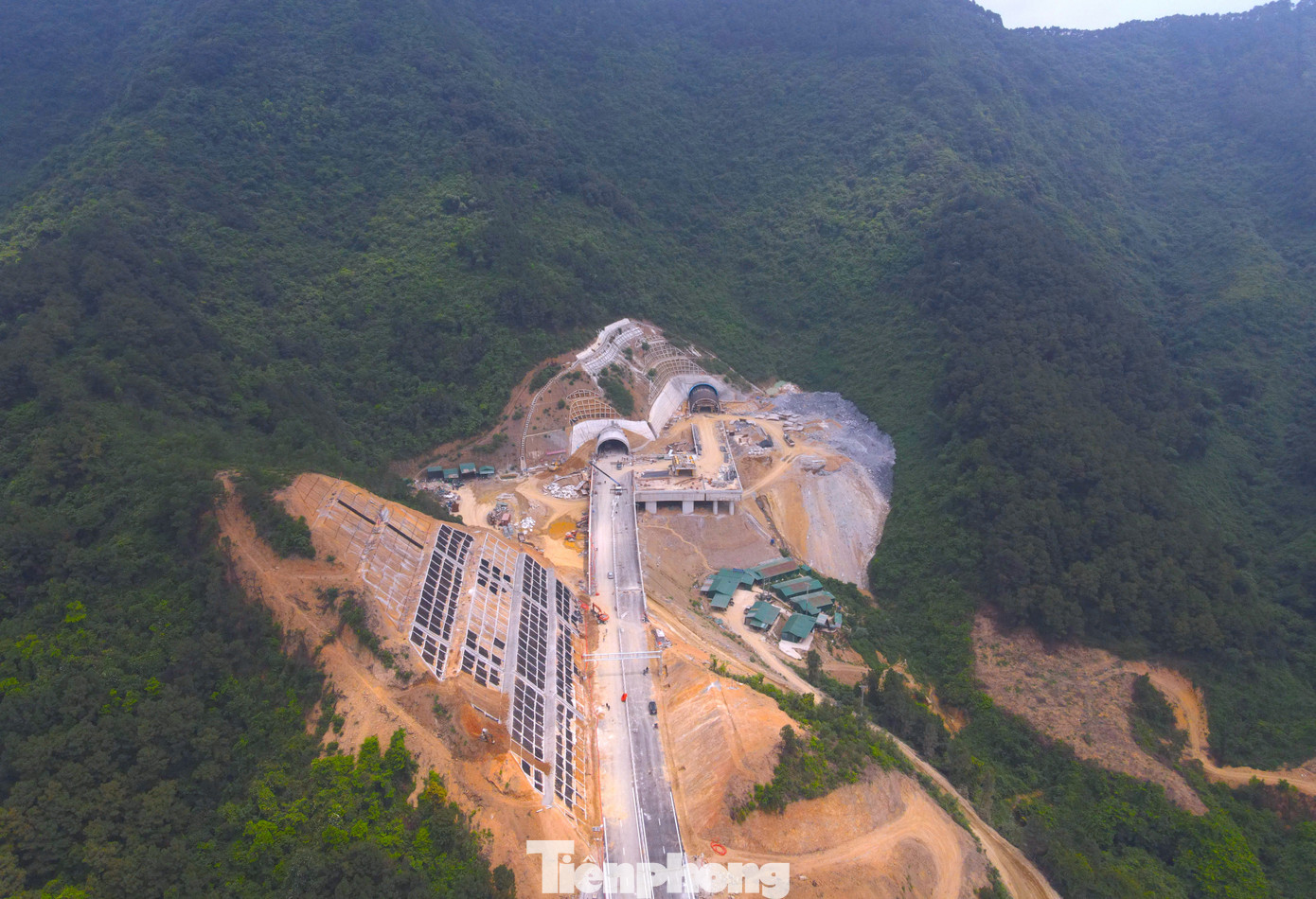 Hầm Thần Vũ có chiều dài 1,13km xuyên qua núi Thần Vũ nối huyện Diễn Châu và huyện Nghi Lộc (Nghệ An) đã được hoàn thiện nhánh hầm bên phải theo hướng Bắc Nam.