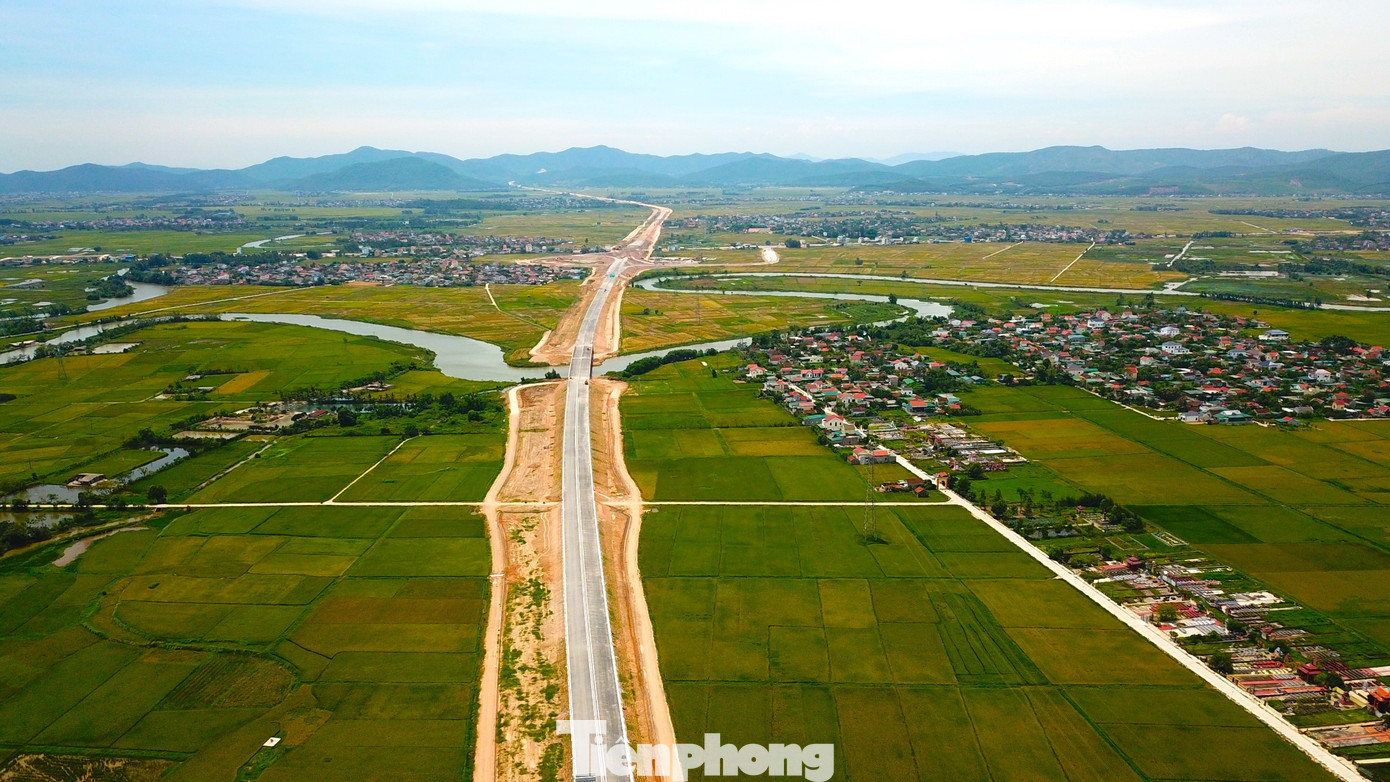 Tuyến cao tốc Nghi Sơn - Diễn Châu thuộc dự án xây dựng công trình đường bộ cao tốc Bắc - Nam phía Đông, giai đoạn 2017-2020. Toàn tuyến dài 50km, trong đó qua địa bàn tỉnh Nghệ An dài 43,5km. Tuyến cao tốc Nghi Sơn - Diễn Châu thuộc dự án xây dựng công trình đường bộ cao tốc Bắc - Nam phía Đông, giai đoạn 2017-2020. Toàn tuyến dài 50km, trong đó qua địa bàn tỉnh Nghệ An dài 43,5km.