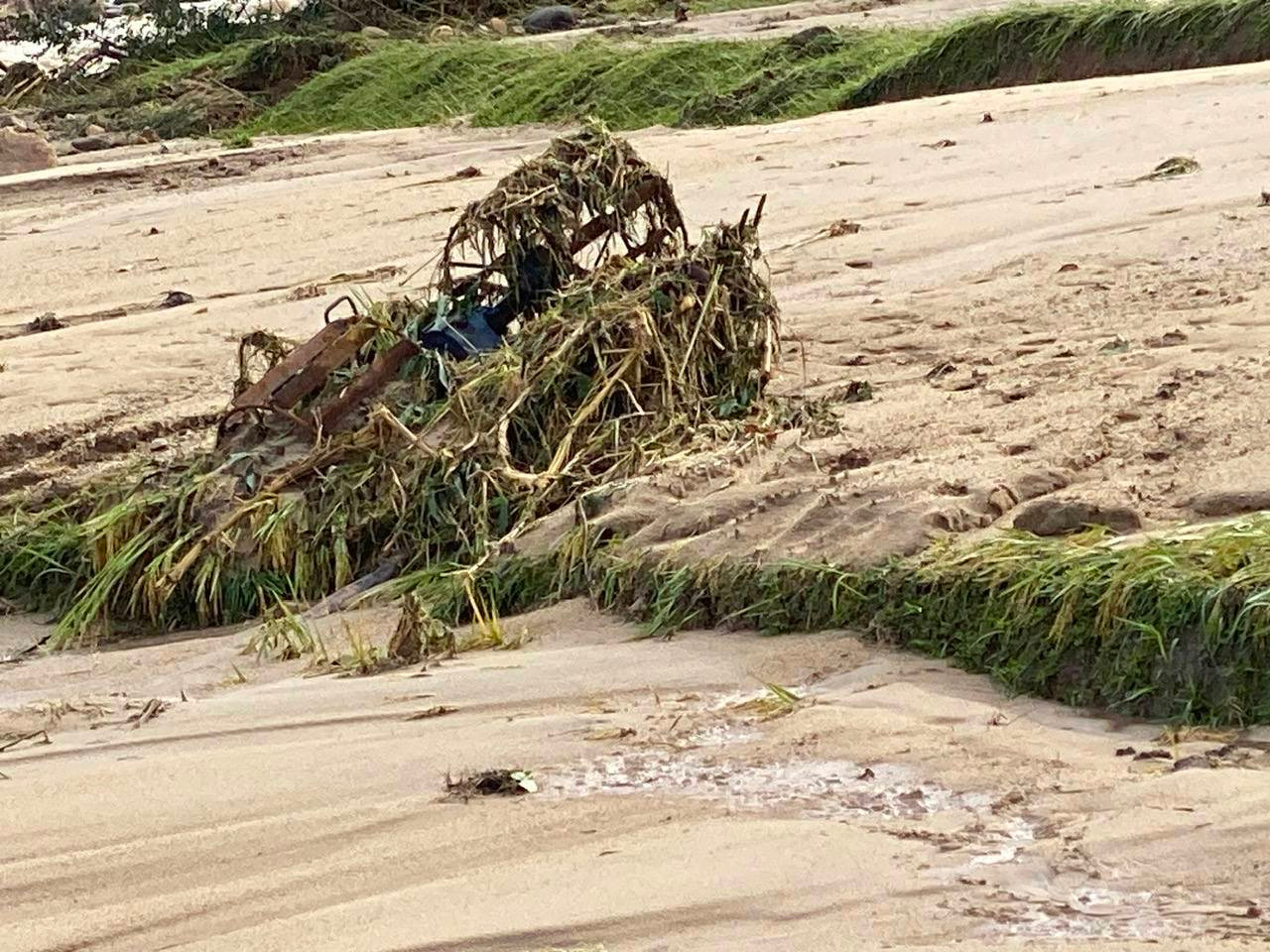Trận lũ còn cuốn trôi, vùi lấp nhiều tài sản, dụng cụ sinh hoạt của bà con như máy cày, máy gặt, xe máy và hàng trăm con gia súc gia cầm.
