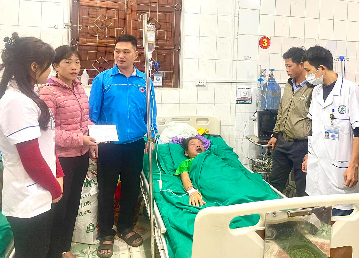 Tập thể cán bộ y bác sỹ tại trung tâm và các nhà hảo tâm trao tặng tiền để người nhà chuyển bệnh nhân lên tuyến trên điều trị. Tập thể cán bộ y bác sỹ tại trung tâm và các nhà hảo tâm trao tặng tiền để người nhà chuyển bệnh nhân lên tuyến trên điều trị.