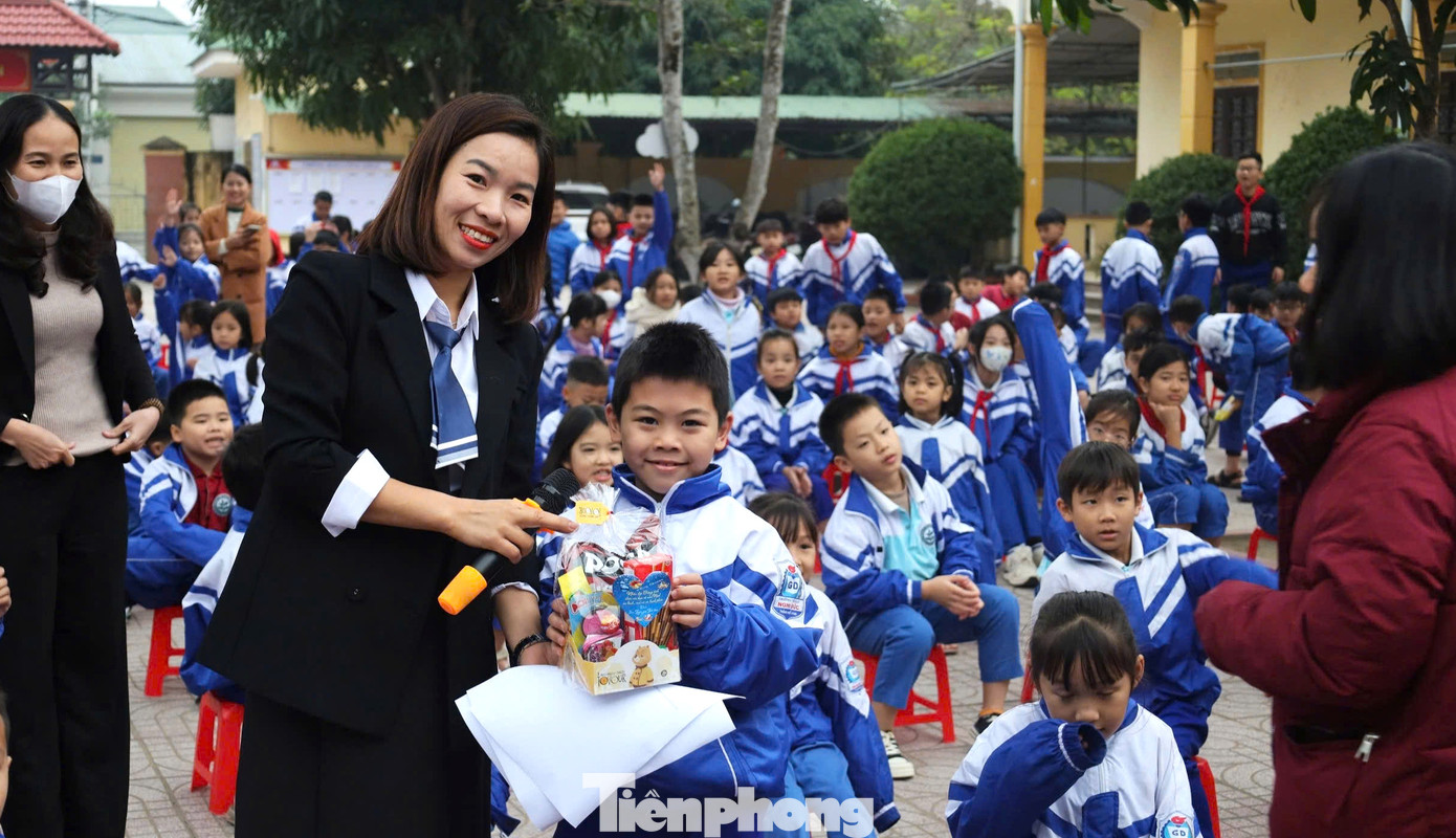 Những món quà Giáng sinh ấm áp trao tặng các em học sinh. Những món quà Giáng sinh ấm áp trao tặng các em học sinh.