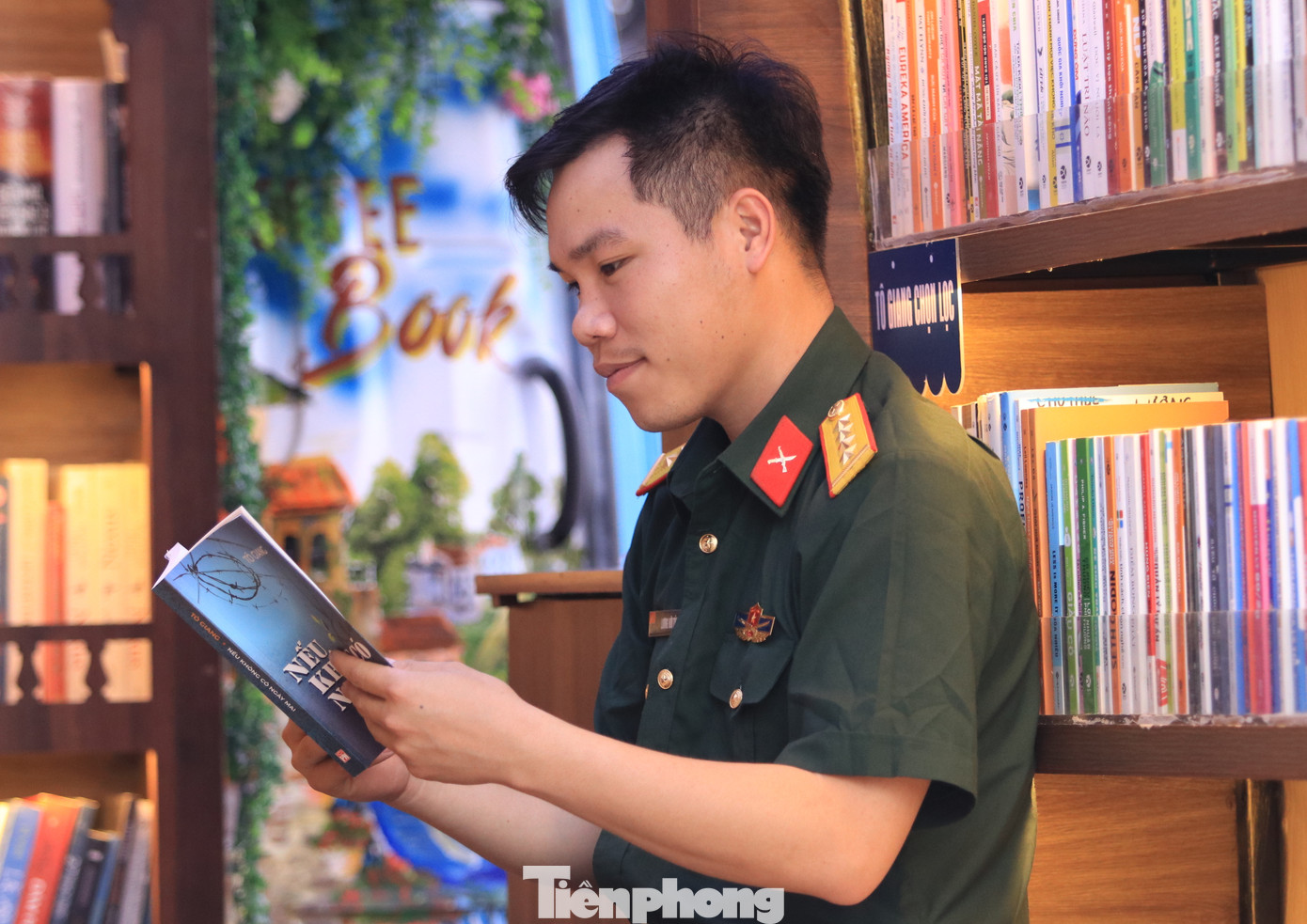 "Ngày hội trưng bày rất nhiều sách hay, sách quý. Không gian trưng bày cũng rất đẹp, bắt mắt và thu hút được nhiều người đến tham gia. Thông qua ngày hội, hy vọng mọi người sẽ yêu thích và thường xuyên đọc sách hơn nữa, vì sách là một món quà tuyệt vời", Đại úy Lương Hữu Tài (Lữ đoàn 283) nói.