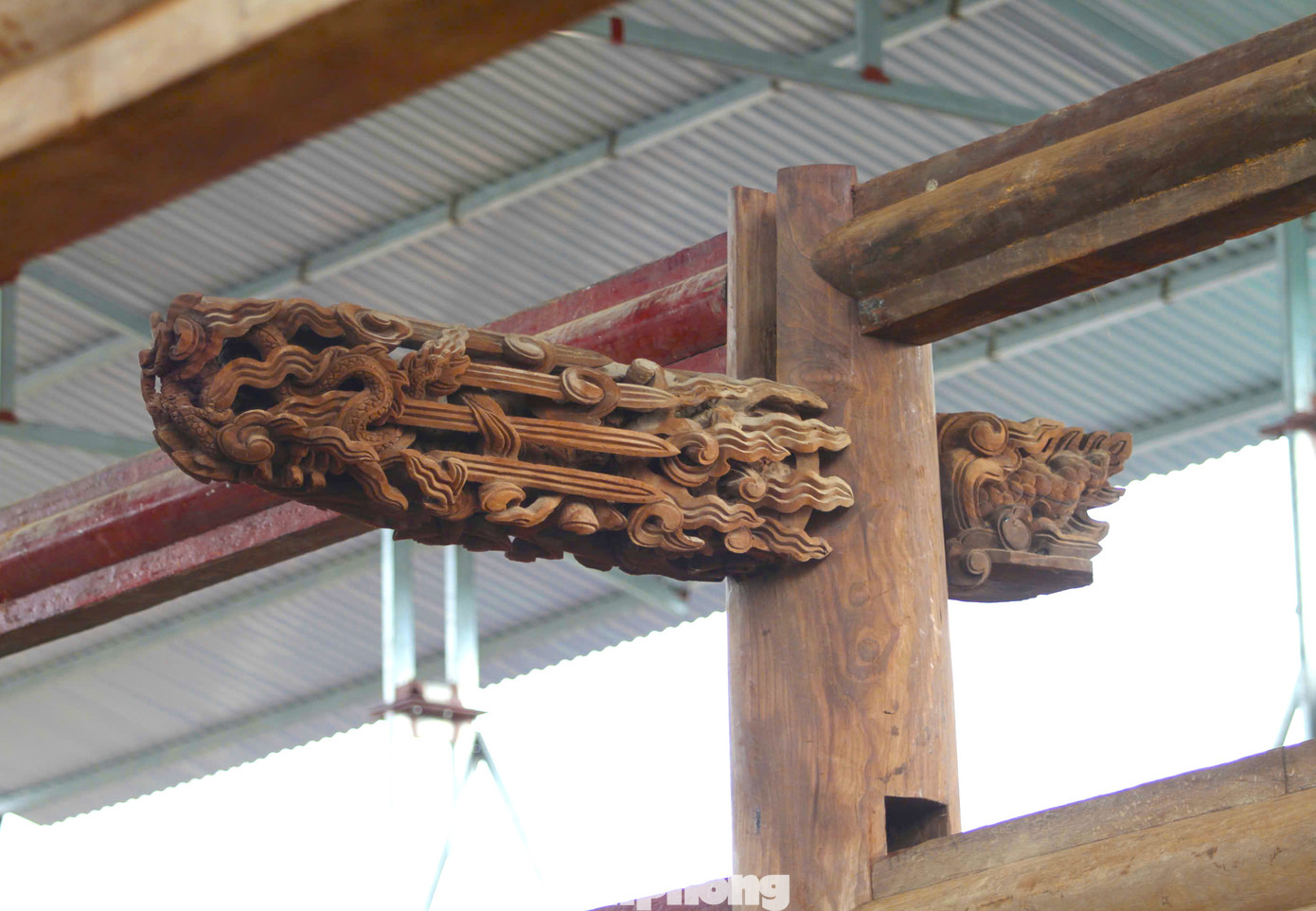 Bộ khung nhà của đình được ví như một bức tranh tổng thể sinh động, đầy màu sắc. Các khung gỗ trong đình đều được nghệ nhân chạm trổ tinh xảo với đề tài “tứ linh” (Long, Ly, Quy, Phượng), "tứ quý" (tùng, cúc, trúc, mai).