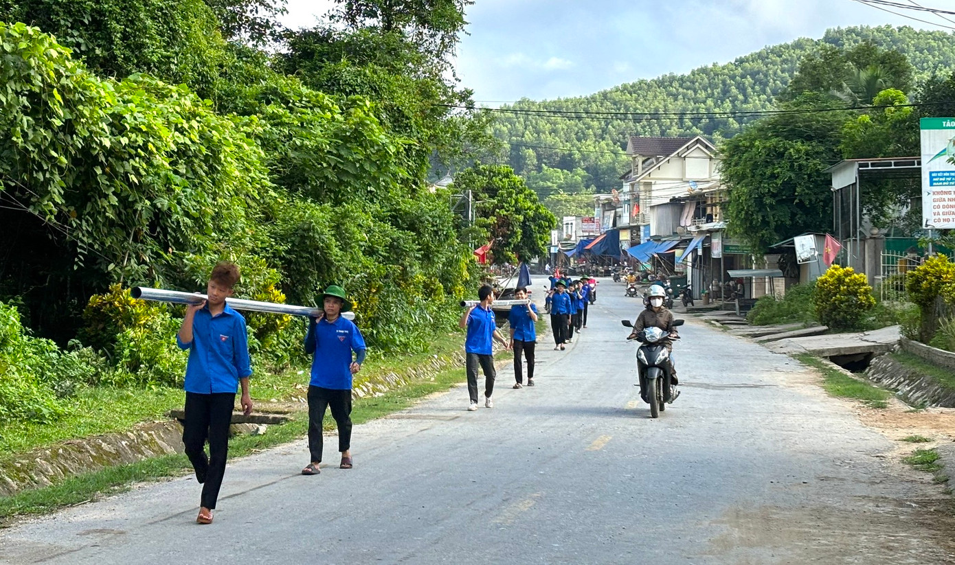 Để triển khai công trình, thanh niên phải đi mua vật liệu rồi cùng mang đến địa điểm làm.