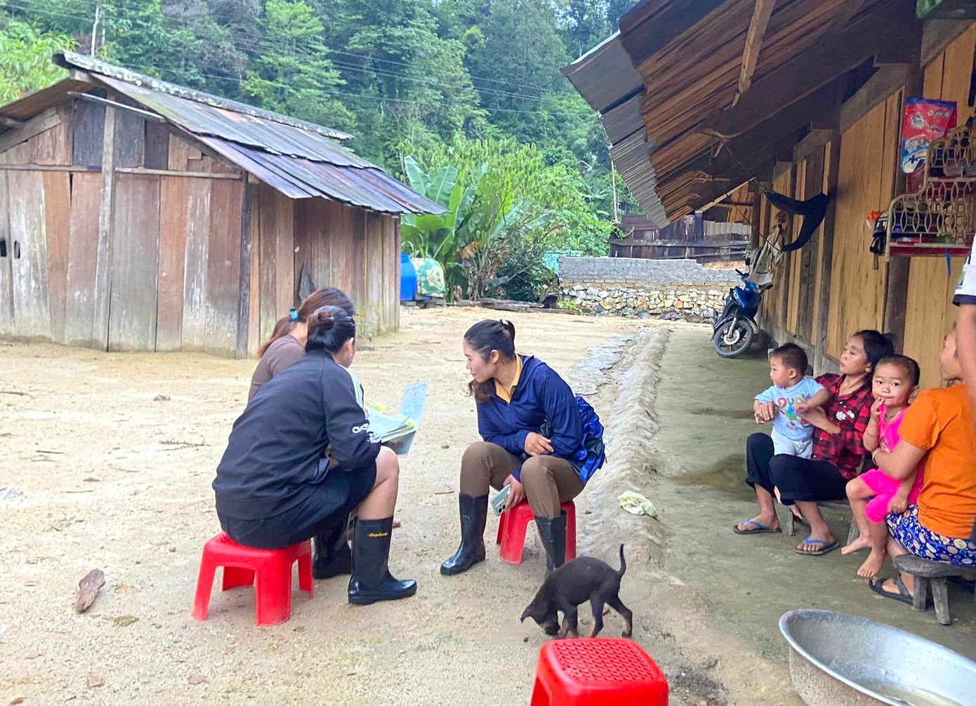 Được các giáo viên vận động, nhiều phụ huynh hiểu thì lập tức đồng ý mang các giấy tờ làm thủ tục nhập học cho con em mình đến trường.