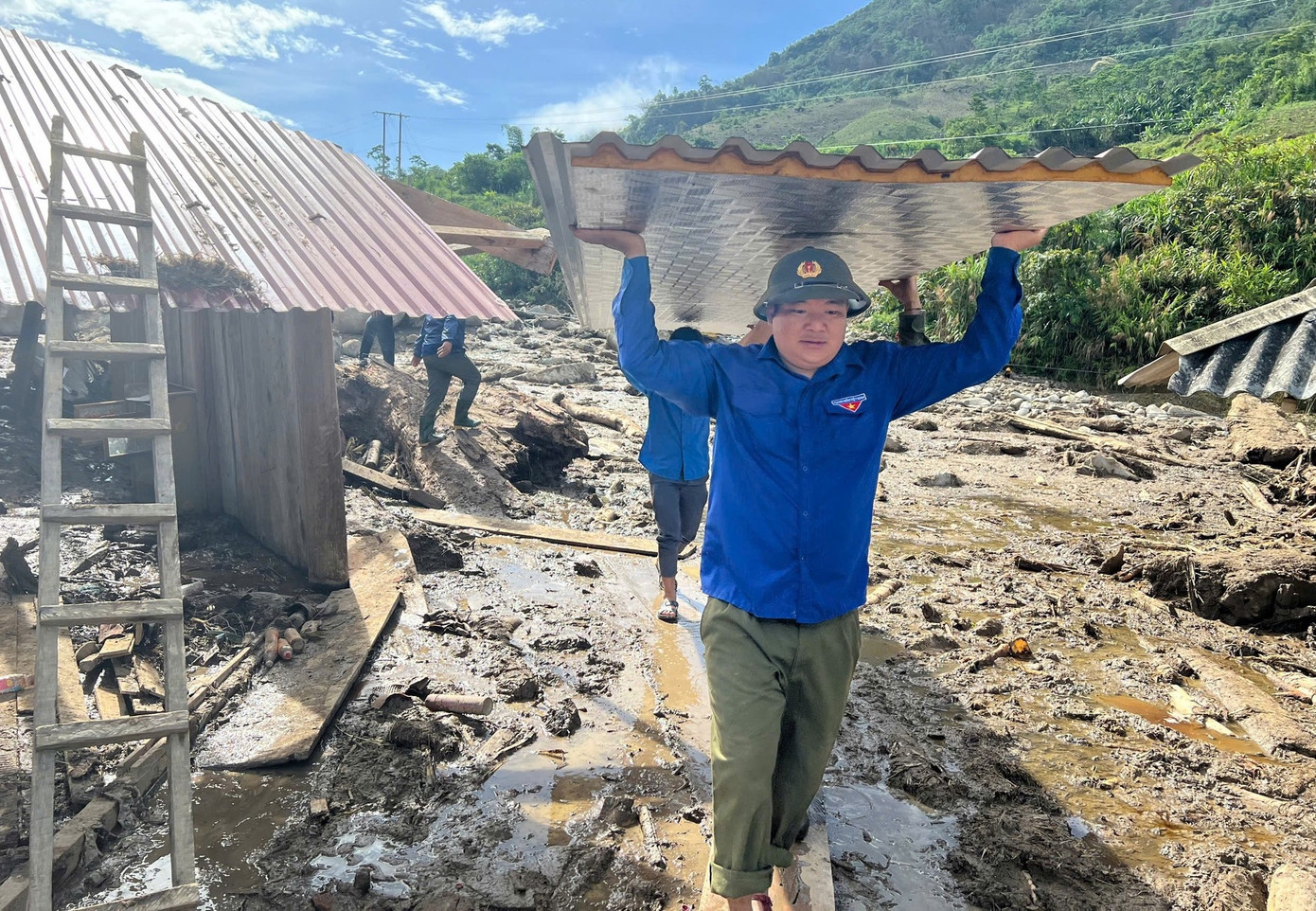 Dưới nắng nóng oi bức, áo xanh tình nguyện vẫn cần mẫn hỗ trợ người dân khắc phục hậu quả sau trận lũ quét kinh hoàng. Dưới nắng nóng oi bức, áo xanh tình nguyện vẫn cần mẫn hỗ trợ người dân khắc phục hậu quả sau trận lũ quét kinh hoàng.