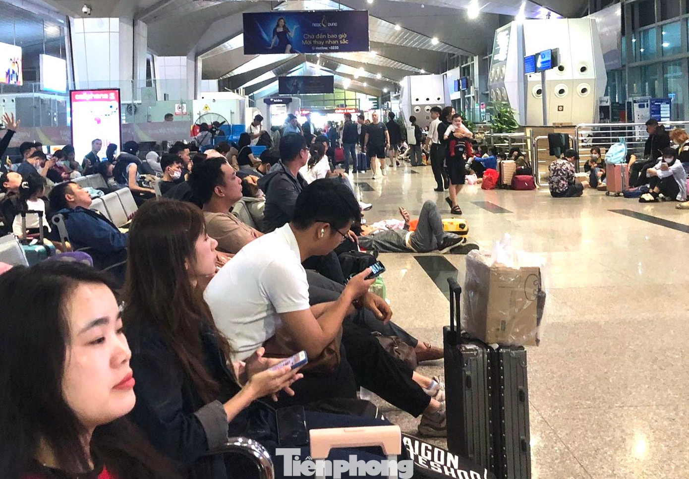Hành khách chờ đợi tại sân bay Vinh từ rạng sáng 20/2 do các chuyến bay thay đổi lịch trình.