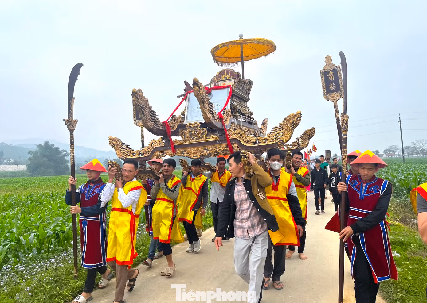 Ngoài vẻ đẹp kiến trúc cổ kính, đền Thanh Liệt còn nổi bật với lễ hội rước hến đặc sắc, độc đáo.