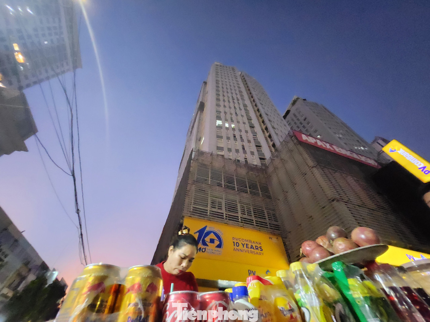 Chị Hường người bán nước dưới sảnh chung cư là một trong những người phát hiện ra cô gái có ý định nhảy tự tử đầu tiên. Chị Hường người bán nước dưới sảnh chung cư là một trong những người phát hiện ra cô gái có ý định nhảy tự tử đầu tiên.