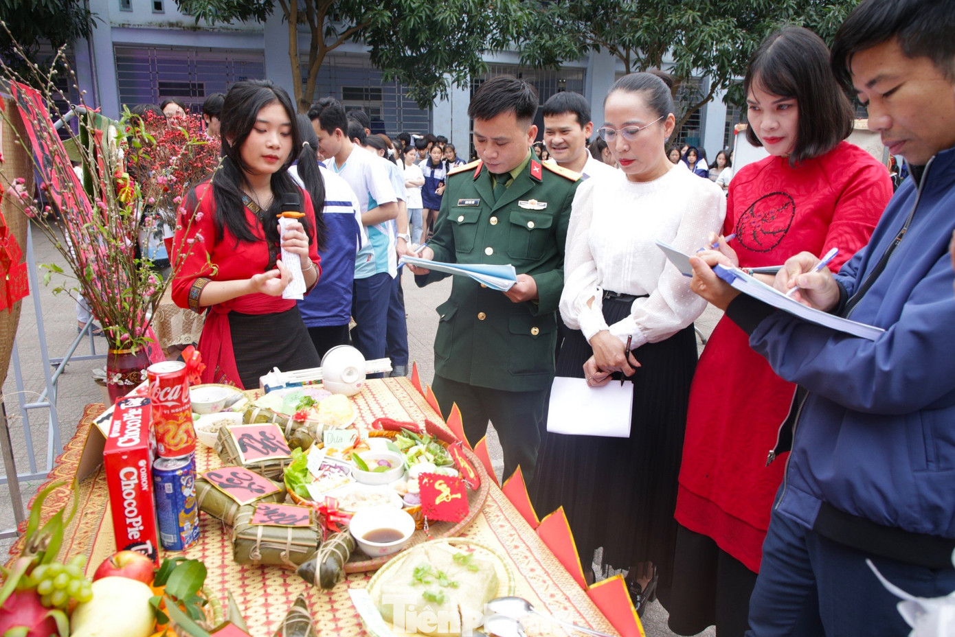 Các giám khảo, các chiến sĩ bộ đội chấm điểm cho các đội thi.