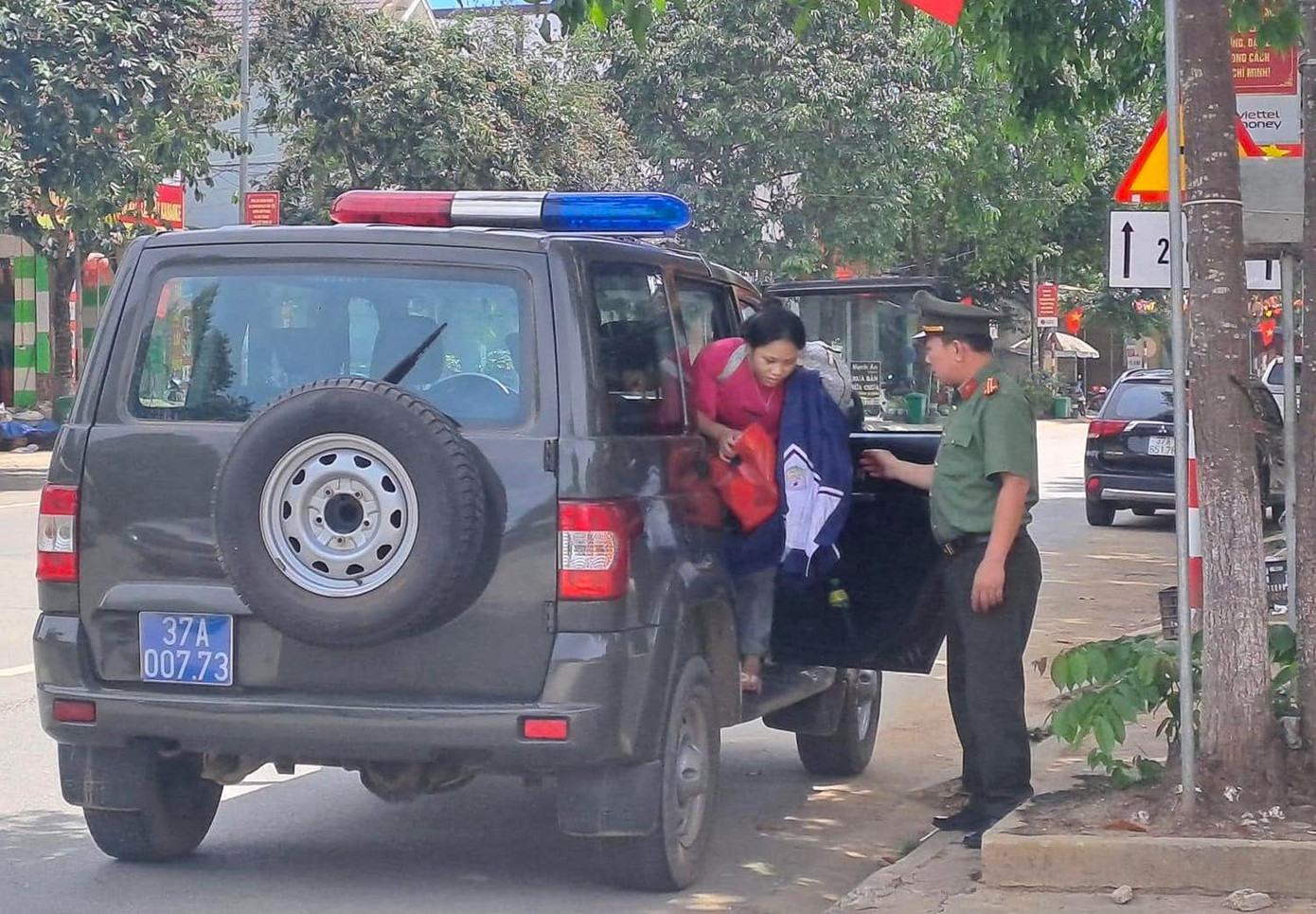 Em Vi Thị Cường được Công an huyện đến tận nhà đón đến điểm thi để làm thủ tục. Em Vi Thị Cường được Công an huyện đến tận nhà đón đến điểm thi để làm thủ tục.