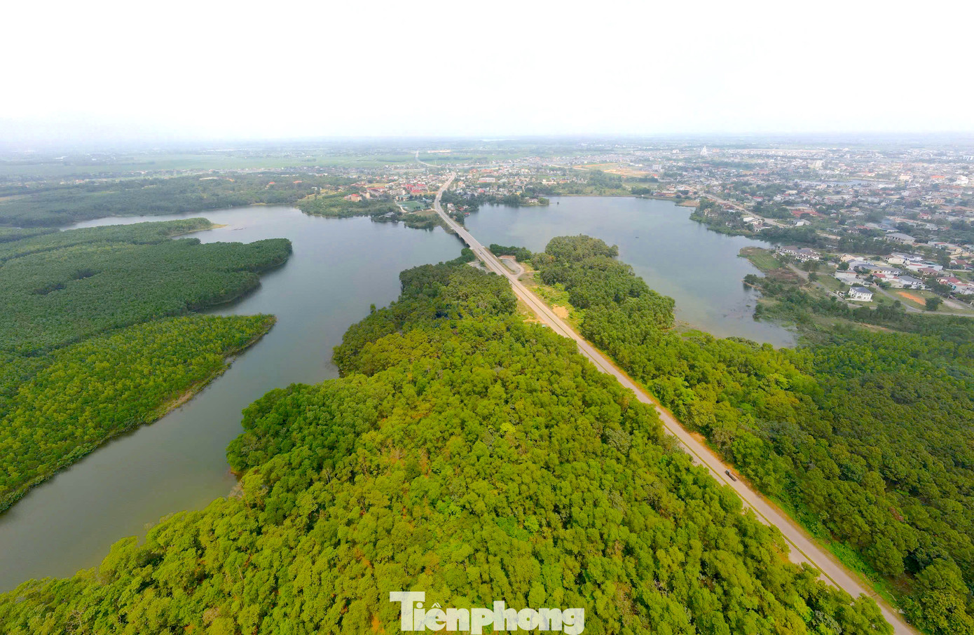 Cung đường chạy của các vận động viên đi qua nhiều rừng cây, hồ nước thơ mộng. Cung đường chạy của các vận động viên đi qua nhiều rừng cây, hồ nước thơ mộng.