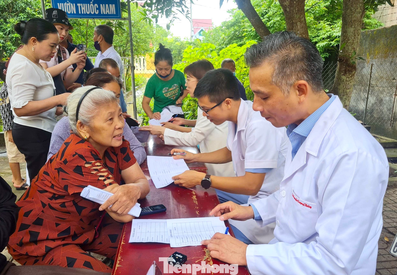 Nhiều cụ già được người thân đưa đến để tiến hành khám tổng quát, khám sàng lọc các bệnh.