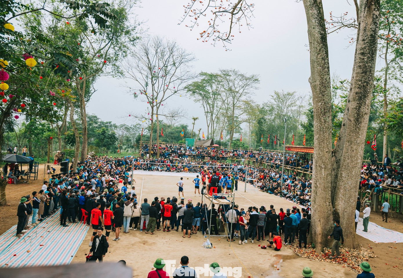 Ngoài cuộc đua thuyền, phần thi đấu bóng chuyền nam của 9 đội thi cũng thu hút hàng nghìn khán giả theo dõi. (Ảnh: Rạng Đông).