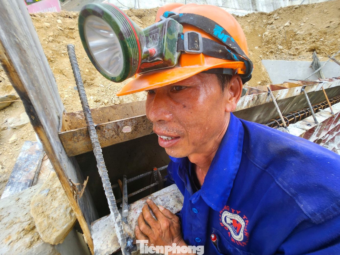 Làm việc dưới thời tiết nắng nóng khiến khuôn mặt ông Nguyễn Xuân Hùng (52 tuổi, công nhân trên công trường) ướt đẫm mồ hôi. Ông Hùng cho hay, những ngày qua, các công nhân khẩn trương thi công những phần việc cuối cùng. "Nắng nóng vất vả, mệt lắm. Nhưng làm cả mấy năm rồi, giờ chỉ còn vài ngày nữa là xong nên anh em ai cũng cố gắng hết mình", ông Hùng nói.