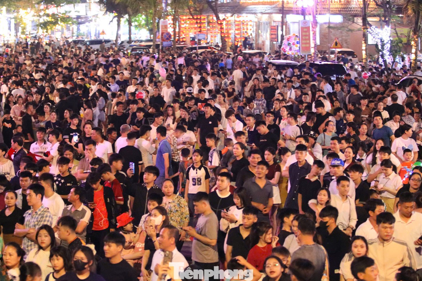 Các tuyến đường hướng về Quảng trường Bình Minh đều chật kín du khách.