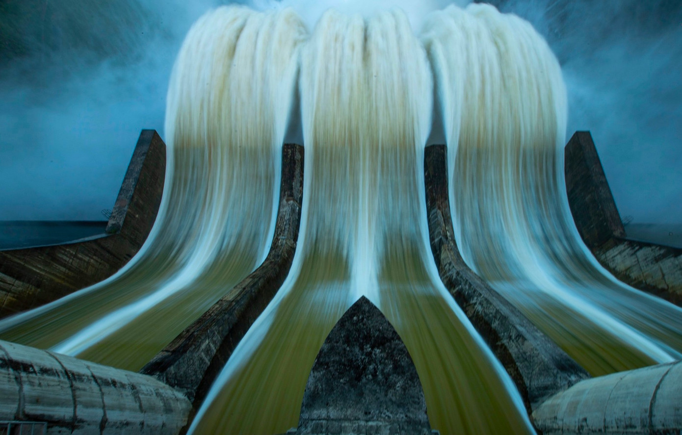 Theo đó, việc xả nước qua tràn Hồ thủy điện Bản Vẽ để ứng phó với bão số 3 sẽ được thực hiện từ 20h tối 5/9. Lưu lượng nước xả qua tràn từ 400m3/s đến dưới 1.000m3/s. Trong ảnh Thủy điện Bản Vẽ xả nước qua tràn vào cuối tháng 8/2024).