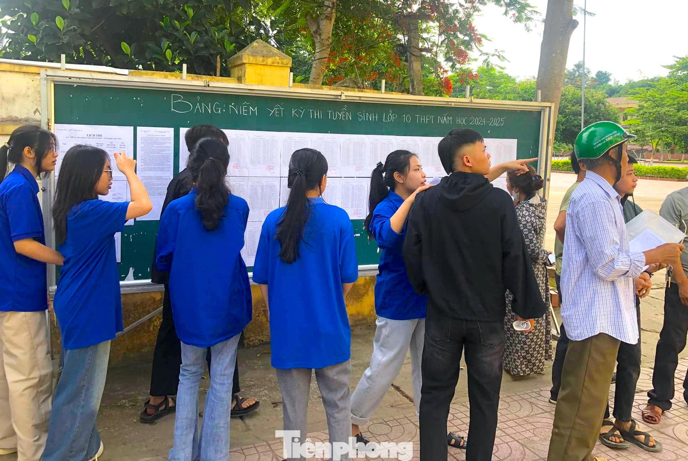 Tại huyện Quế Phong (Nghệ An), những ngày qua tuổi trẻ huyện đã ra quân tổ chức chương trình tiếp sức mùa thi với nhiều hoạt động ý nghĩa, thiết thực.