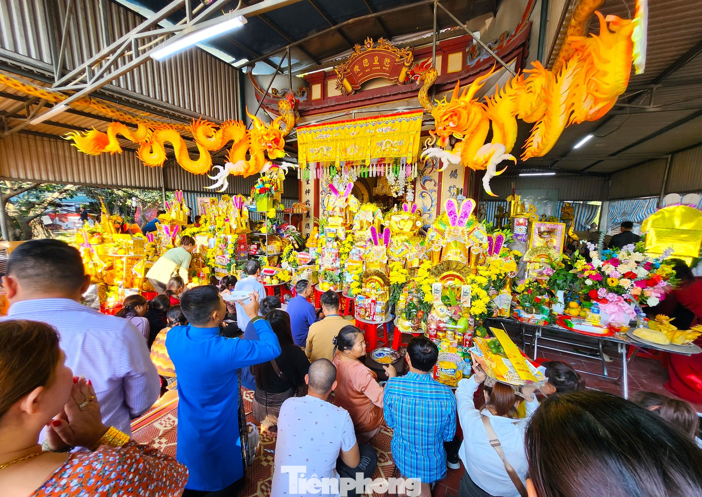 Trong khuôn viên đền còn có khu lăng mộ Ông Hoàng Mười. Phía trước ngôi mộ, mâm lễ được sắp kín. Du khách nườm nượp về khấn bái cầu tài, cầu lộc, cầu bình an.