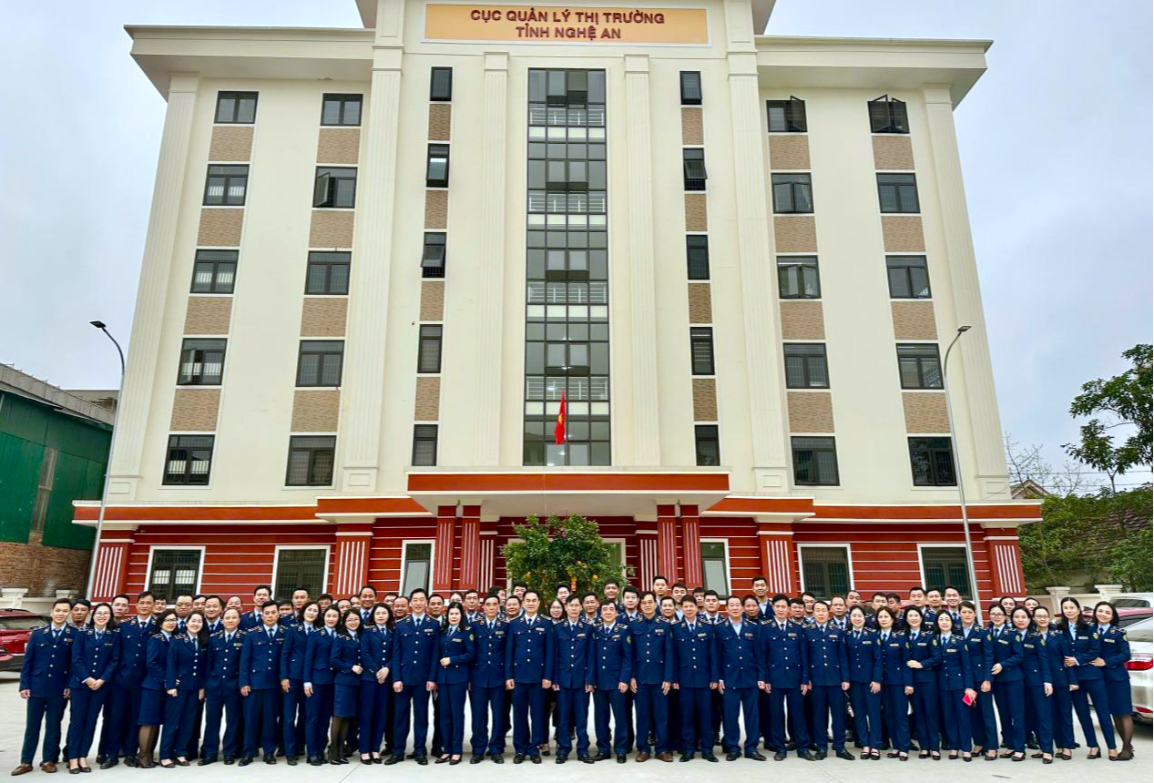 Tập thể cán bộ, người lao động Cục Quản lý thị trường tỉnh Nghệ An. Tập thể cán bộ, người lao động Cục Quản lý thị trường tỉnh Nghệ An.