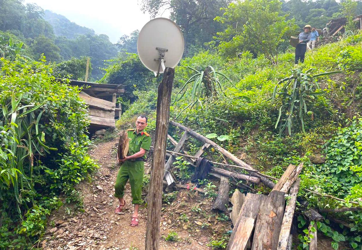 Ngày 25/10, huyện Kỳ Sơn (Nghệ An) cho biết, phía huyện đã phối hợp với lực lượng chức năng, các cán bộ chiến sĩ Đồn Biên phòng đóng trên địa bàn để hỗ trợ di dời nhà, tài sản của 5 hộ dân sinh sống dưới quả đồi có vết nứt lớn đến nơi an toàn. Ngày 25/10, huyện Kỳ Sơn (Nghệ An) cho biết, phía huyện đã phối hợp với lực lượng chức năng, các cán bộ chiến sĩ Đồn Biên phòng đóng trên địa bàn để hỗ trợ di dời nhà, tài sản của 5 hộ dân sinh sống dưới quả đồi có vết nứt lớn đến nơi an toàn.