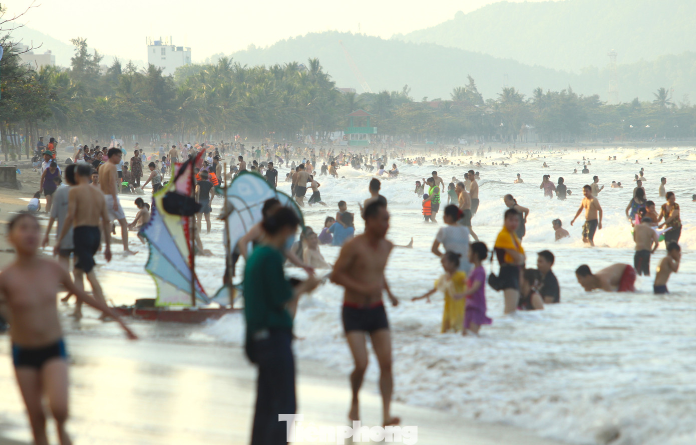 Dự kiến trong mùa du lịch thấp điểm Thu - Đông, Cửa Lò đón khoảng 180.000 lượt người, trong đó khách lưu trú khoảng 25.000 lượt người, doanh thu trên 220 tỷ đồng. Đặc biệt dịp lễ 2/9 này, Cửa Lò dự kiến đón khoảng 6 vạn du khách. Một cán bộ Trung tâm Văn hóa Thể thao TX. Cửa Lò cho biết, dịp lễ 2/9 này thời tiết nắng nóng nên du khách về với Cửa Lò tăng mạnh.