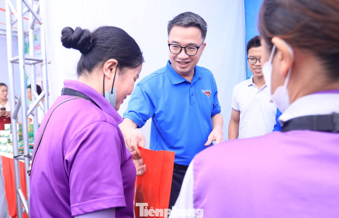 Anh Nguyễn Tường Lâm - Bí thư T.Ư Đoàn trao quà cho các thanh niên công nhân tại gian hàng. Anh Nguyễn Tường Lâm - Bí thư T.Ư Đoàn trao quà cho các thanh niên công nhân tại gian hàng.