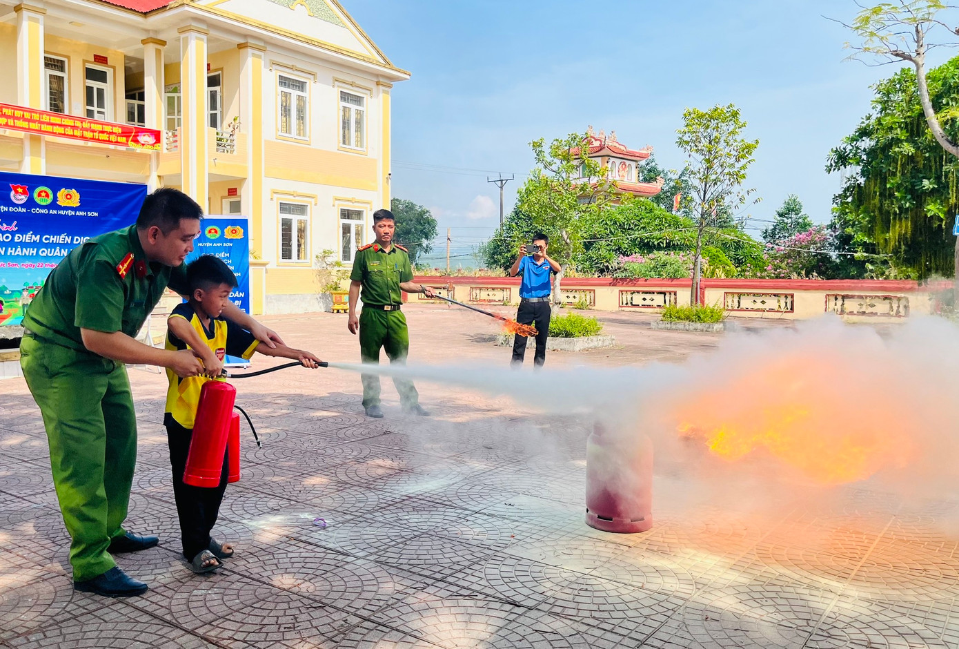 Các đoàn viên thanh niên, các em thanh thiếu nhi được hướng dẫn và tập huấn cách phòng cháy, chữa cháy và những kiến thức sơ cứu khi có người gặp nạn. Các đoàn viên thanh niên, các em thanh thiếu nhi được hướng dẫn và tập huấn cách phòng cháy, chữa cháy và những kiến thức sơ cứu khi có người gặp nạn.