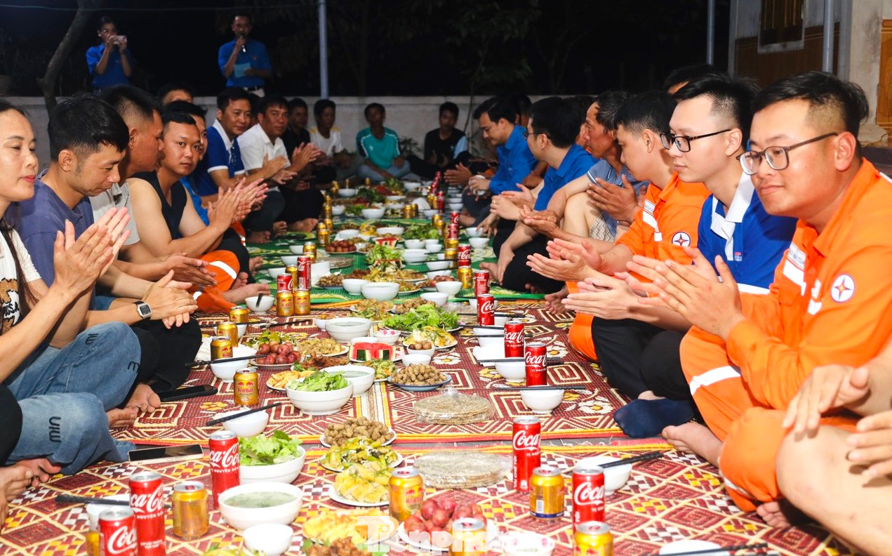 Bữa cơm được các bạn đoàn viên thanh niên chuẩn bị sạch sẽ, đảm bảo đủ chất dinh dưỡng, giúp lực lượng công nhân thi công đường điện 500kV mạch 3 có sức khỏe, sớm hoàn thành dự án đúng tiến độ.