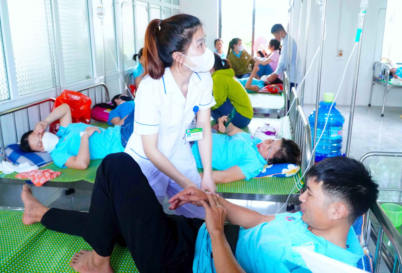 Sau giờ ăn trưa, 71 công nhân Công ty MLB Tenergy xuất hiện triệu chứng đau đầu, buồn nôn nên được đưa đi bệnh viện cấp cứu.