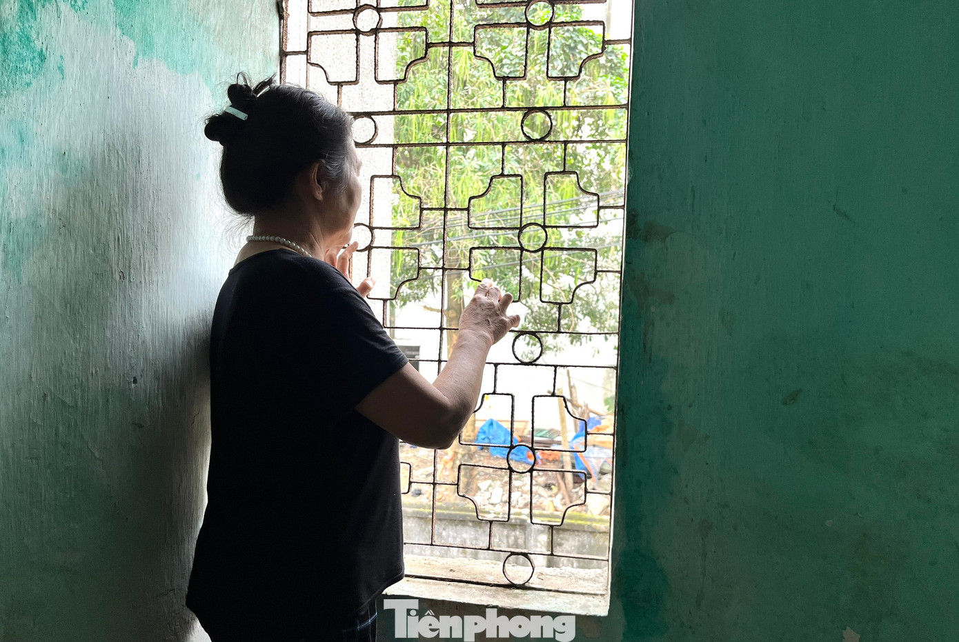 Những ngày sát Tết nhớ nhà, trong khu xóm trọ như vắng lặng đi. Người đứng ngồi không yên nhớ nhà, người nóng lòng nhìn mọi người đi đường sắm Tết qua ô cửa sổ. Một số người tranh thủ trò chuyện, gửi lời hỏi thăm, chúc nhau chuẩn bị cho một năm mới về. Những ngày sát Tết nhớ nhà, trong khu xóm trọ như vắng lặng đi. Người đứng ngồi không yên nhớ nhà, người nóng lòng nhìn mọi người đi đường sắm Tết qua ô cửa sổ. Một số người tranh thủ trò chuyện, gửi lời hỏi thăm, chúc nhau chuẩn bị cho một năm mới về.