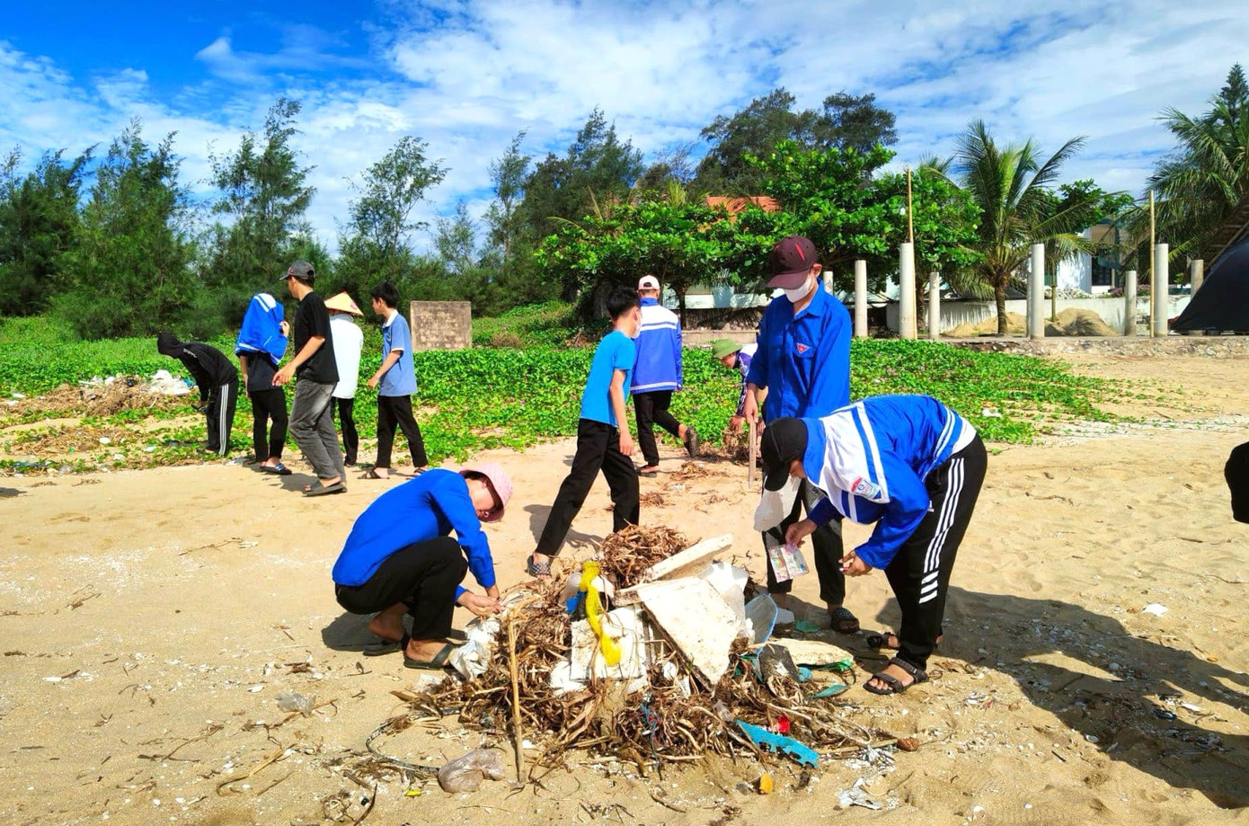 Các đoàn viên thanh niên còn dọn dẹp, vệ sinh môi trường; làm sạch biển; xử lý các điểm đen rác thải tự phát, tiến hành trồng và chăm sóc cây xanh trên các tuyến đường giao thông nông thôn.