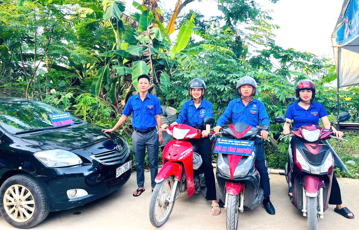 “Ngoài việc có mặt tại các điểm thi để hướng dẫn, phát nước, giữ đồ cho thí sinh, các đoàn viên thanh niên huyện Thanh Chương còn lập nhiều đội &quot;taxi 0 đồng&quot;, &quot;xe ôm 0 đồng&quot; đưa đón các em học sinh có hoàn cảnh khó khăn hoặc các sự cố bất ngờ xảy ra trong quá trình thi”, anh Nguyễn Việt Đức (chuyên viên Huyện Đoàn Thanh Chương, Nghệ An) nói.