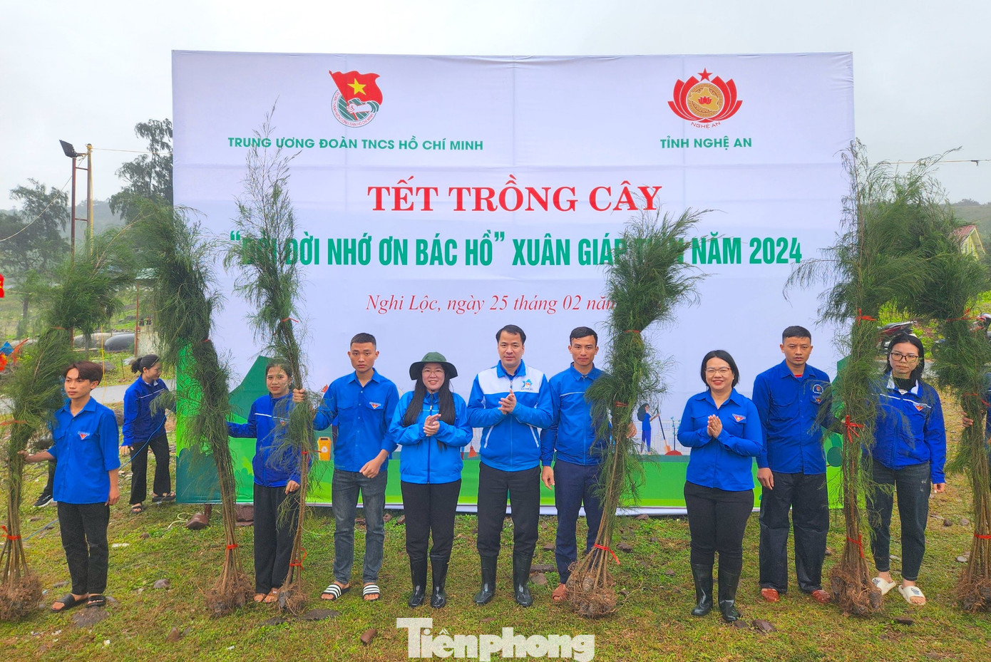 Anh Ngô Văn Cương cùng lãnh đạo các Ban chuyên môn T.Ư Đoàn, Thường trực Tỉnh Đoàn Nghệ An trao tặng giống cây phi lao tượng trưng cho 10.130 cây phi lao được trồng lên rừng phòng hộ ven biển xã Nghi Tiến (Nghi Lộc, Nghệ An). Anh Ngô Văn Cương cùng lãnh đạo các Ban chuyên môn T.Ư Đoàn, Thường trực Tỉnh Đoàn Nghệ An trao tặng giống cây phi lao tượng trưng cho 10.130 cây phi lao được trồng lên rừng phòng hộ ven biển xã Nghi Tiến (Nghi Lộc, Nghệ An).