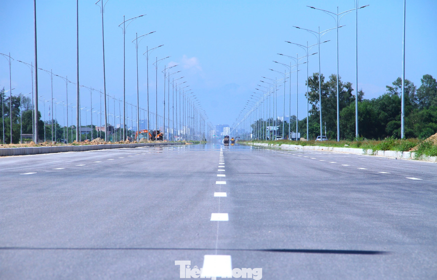 Hiện nay mặt đường toàn tuyến đã được thảm nhựa, hoàn thiện sơn vạch kẻ đường.