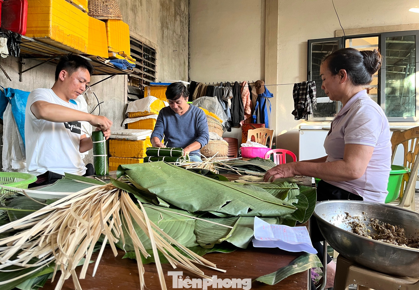 Chị Phan Thị Tình (chủ một cơ sở bánh chưng làng Vĩnh Hòa) chia sẻ: “Bắt đầu từ ngày rằm tháng Chạp đến 29 Tết là thời điểm chúng tôi tất bật nhất. Hầu như cơ sở nào cũng phải thuê thêm từ 5-15 người mới làm hết việc được. Có ngày làm quên trưa tối quên cả ăn, quên cả ngủ. Trưa thì ăn khi 14h, 15h. Tối có khi tận 21h, 22h mới nghỉ ăn cơm”.