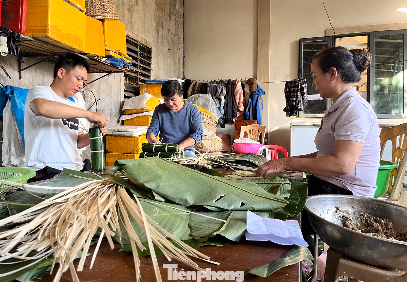 Chị Phan Thị Tình (chủ một cơ sở bánh chưng làng Vĩnh Hòa) chia sẻ: “Bắt đầu từ ngày rằm tháng Chạp đến 29 Tết là thời điểm chúng tôi tất bật nhất. Hầu như cơ sở nào cũng phải thuê thêm từ 5-15 người mới làm hết việc được. Có ngày làm quên trưa tối quên cả ăn, quên cả ngủ. Trưa thì ăn khi 14h, 15h. Tối có khi tận 21h, 22h mới nghỉ ăn cơm”.