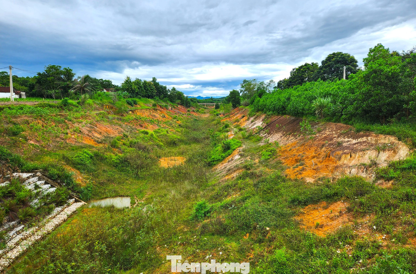 Dự án Kênh tiêu Châu Bình là một hạng mục nằm trong Dự án Hồ chứa nước Bản Mồng. Dự án được UBND tỉnh Nghệ An phê duyệt vào tháng 10/2012 với số vốn hơn 756 tỷ đồng.