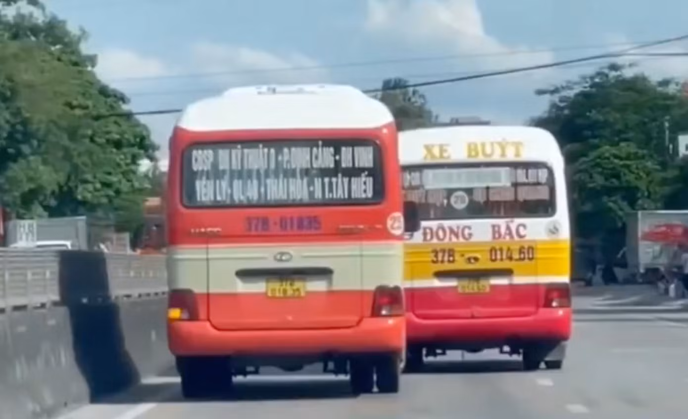 Hình ảnh 2 chiếc xe buýt liên tục chèn ép, rượt đuổi nhau trên quốc lộ khiến người đi đường khiếp sợ.