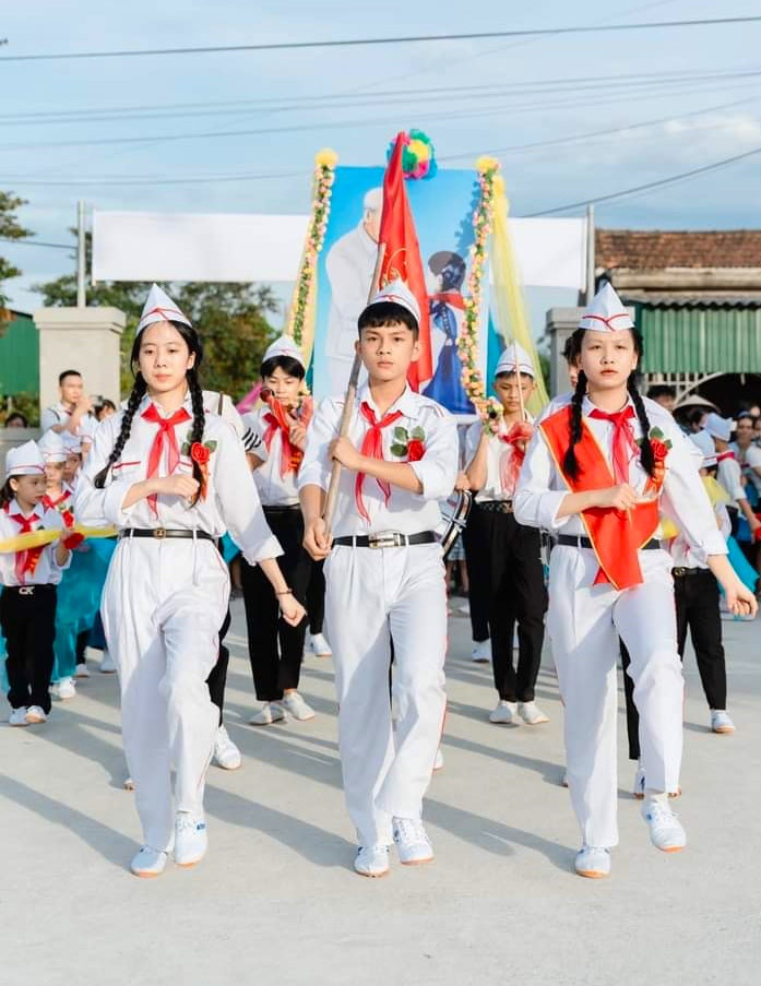 Các em đã tái hiện lại những thời khắc lịch sử anh hùng, ca ngợi chiến công của các anh hùng nhỏ tuổi, tái diễn lịch sử hào hùng của dân tộc, để lại nhiều ấn tượng trong lòng người dân.