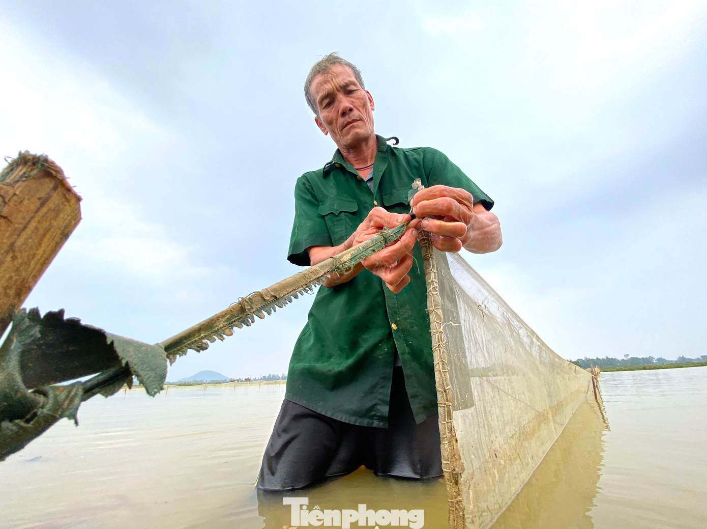 "Phải vây lưới lại để rươi không bơi sang ruộng nhà khác. Cọc tre phải đóng sâu xuống đất, buộc chặt lưới để không bị gió, nước thủy triều xô ngã. Phía dưới đáy lưới được dằn lên lớp bùn cho chắc chắn", ông Võ Văn Quế (trú xóm Phú Xuân, xã Châu Nhân, Hưng Nguyên, Nghệ An) vừa buộc dây lưới vừa chia sẻ.