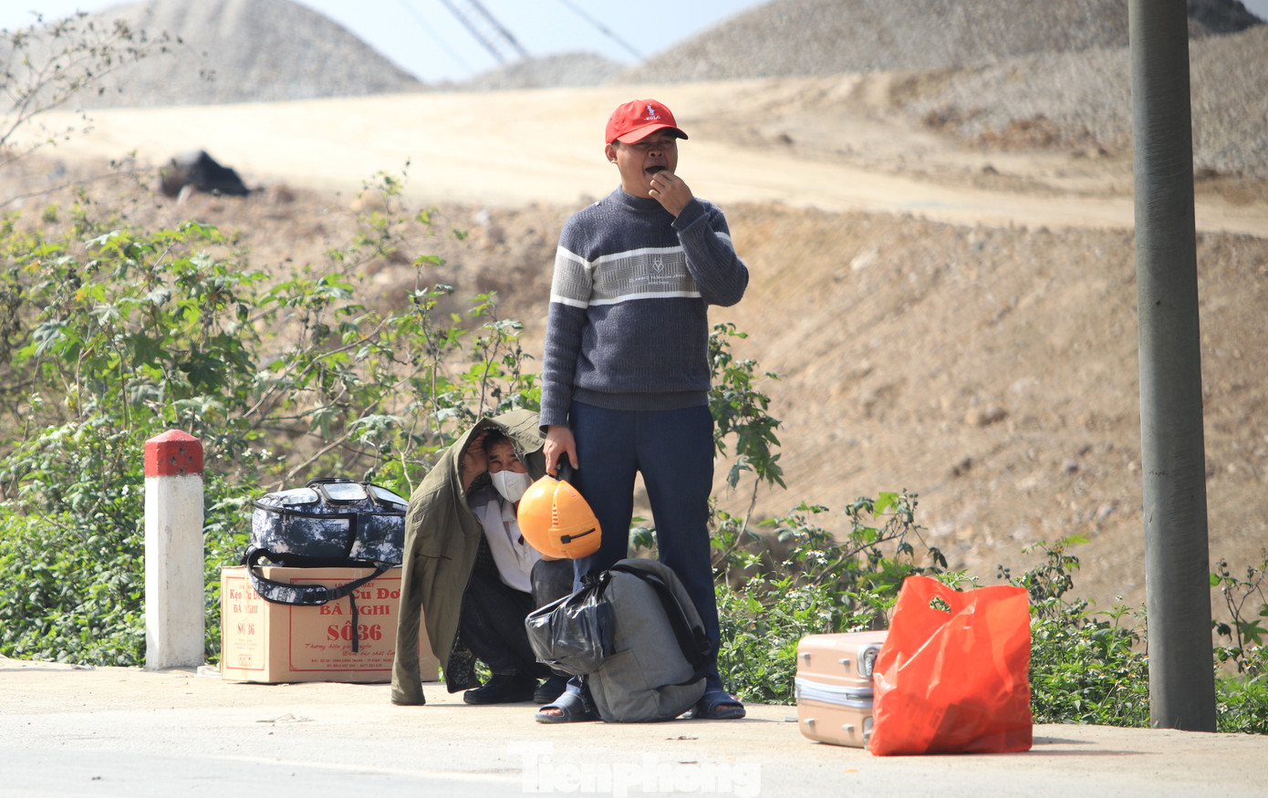 Từng tốp người vật vã đón chờ xe dọc đường trong nắng nóng.