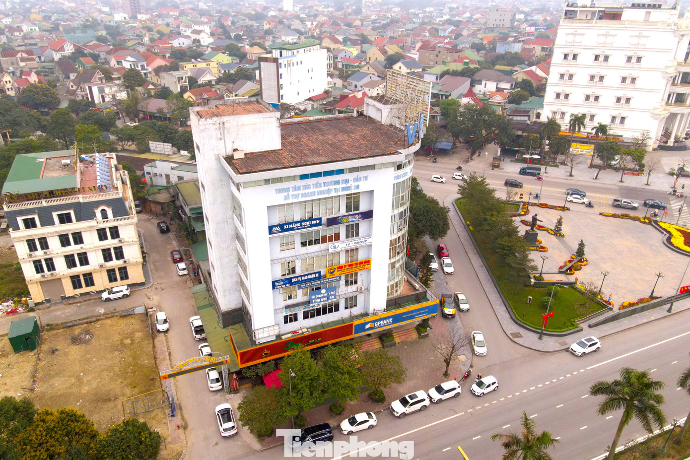 Khu đất này được đánh giá là khu "đất vàng" với 4 mặt tiền. Trong đó, phía Đông giáp đường Nguyễn Phong Sắc và trạm xăng dầu; phía Tây giáp Đại lộ Lê Nin; phía Bắc giáp Doanh nghiệp tư nhân và phía Nam giáp vườn hoa ngã 5 Hải Quan.