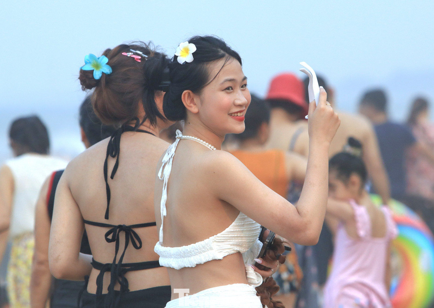 Nhiều du khách tranh thủ chụp hình cùng với biển và sóng nước.